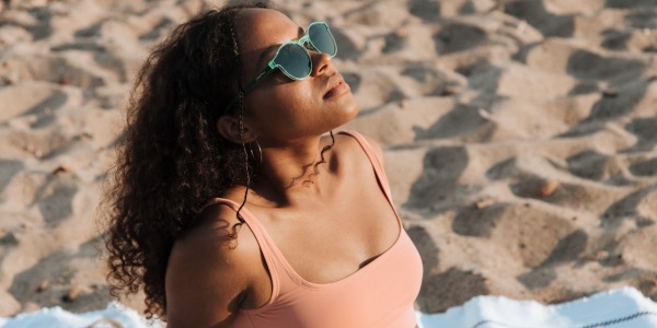 Las 7 gafas de sol perfectas para destinos de playa y 4 consejos para evitar arañazos en la arena