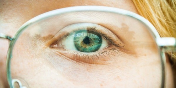 ¿Cómo quitar los rayones de las gafas?