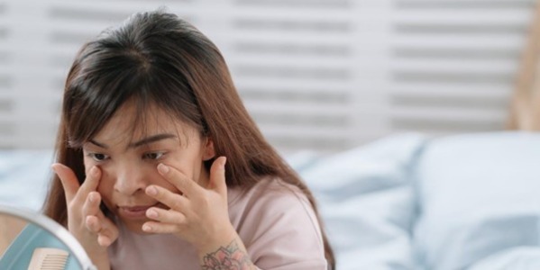 Cómo poner y quitar las lentillas con las uñas largas