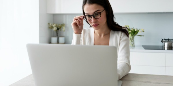 ¿Cómo evitar que se empañen las gafas?