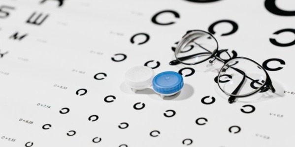 ¿Qué pasa si se pone una lentilla rota en el ojo?