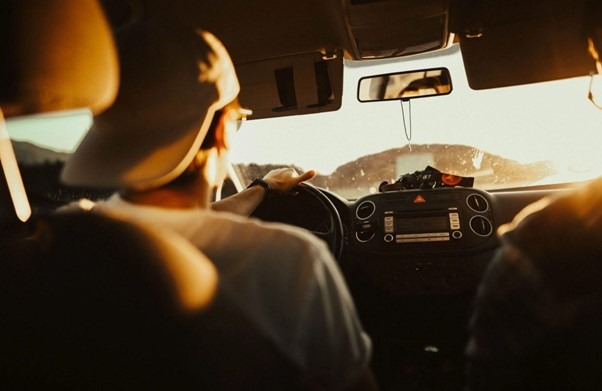 ¿Es mejor conducir con gafas o lentillas?
