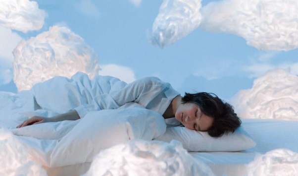 Las consecuencias de dormir con lentillas