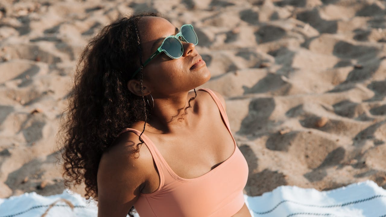 Las 7 gafas de sol perfectas para destinos de playa y 4 consejos para evitar arañazos en la arena