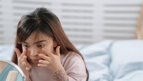 Cómo poner y quitar las lentillas con las uñas largas