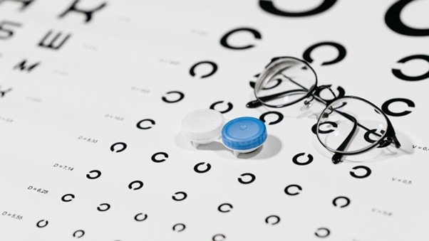 ¿Qué pasa si se pone una lentilla rota en el ojo?